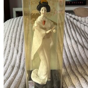 Vintage Japanese Kabuki Geisha Doll White Silk Kimono Mount Fuj Acrylic Case 15'